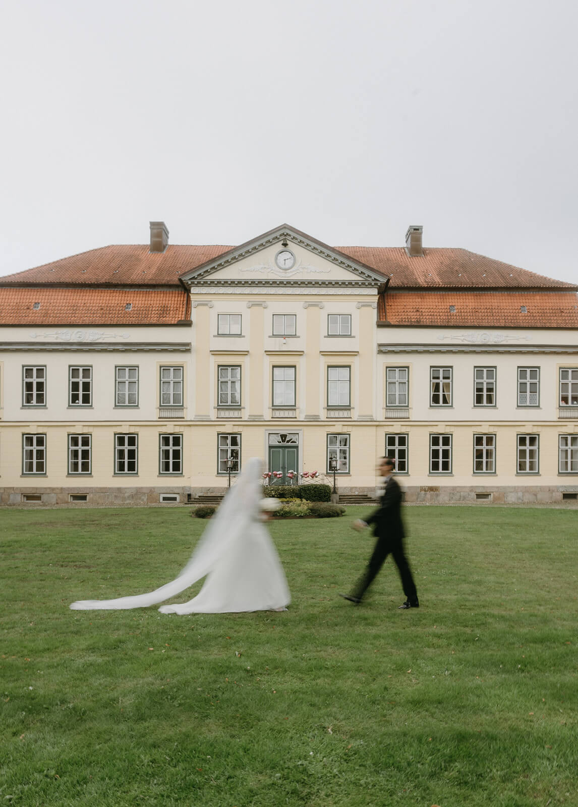 Artistic and modern wedding in Hamburg, Germany in a french inspired chateaux. A couple is walking towards each other.