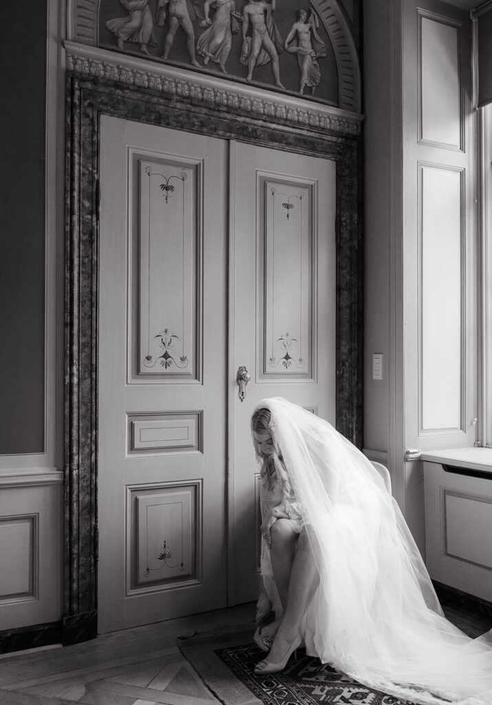 Bride getting ready at Gut Emkendorf in Hamburg, Germany